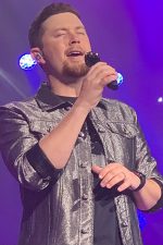 Scotty McCreery stops concert to call out man who hit woman